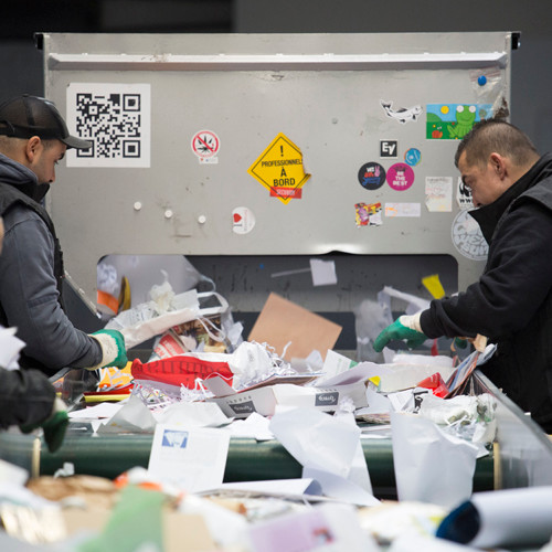 Tri des papiers de bureau pour recyclage