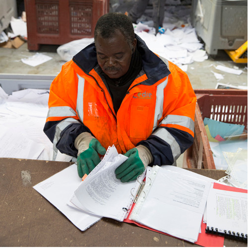 Tri des classeurs de bureau pour recyclage