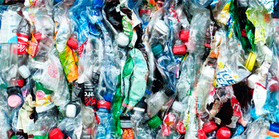 Recyclage des bouteilles plastique en entreprise mis en balles