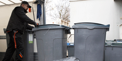 Collecte et recyclage de déchets arrivée bacs centre de tri