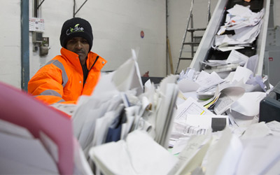 Sur-tri manuel des papiers de bureau à recycler