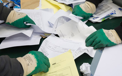 Tri manuel des papiers de bureau à recycler