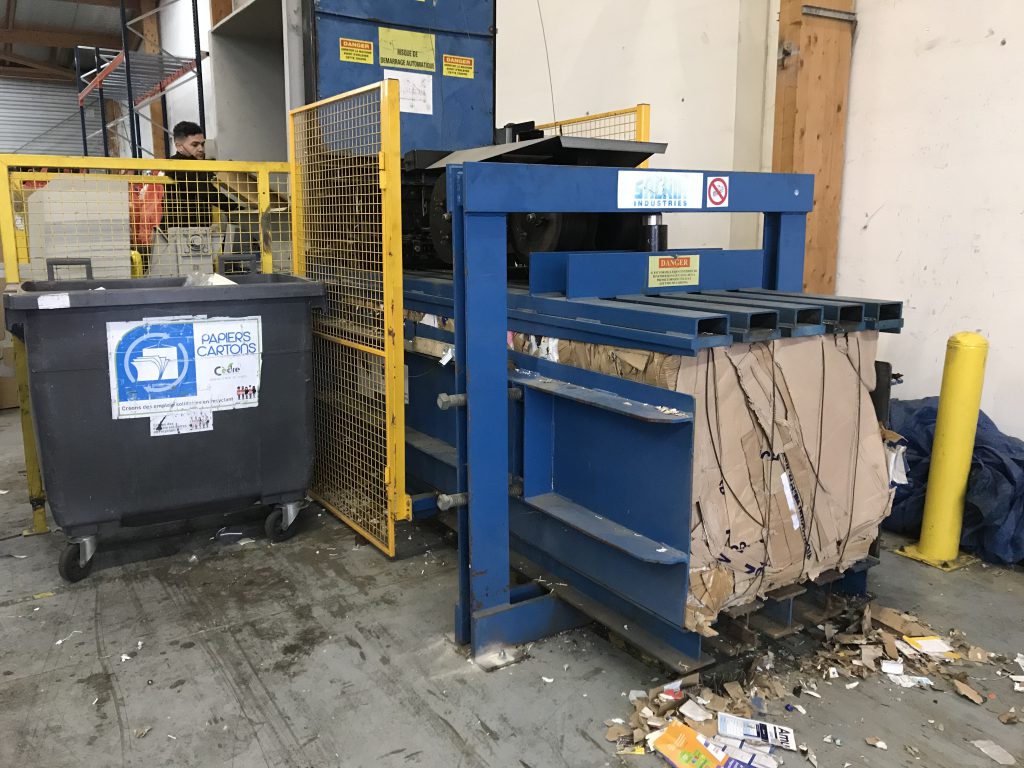 Presse a balle Cèdre recyclage carton déchets